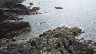 Güneşli bir günde keskin kayalar. Kayalar, deniz manzarası.