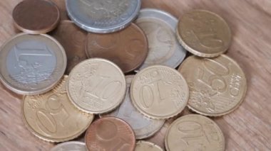 Avrupa sikkeleri yakın plan. Son derece detaylı makro video, 4K. Avrupa Birliği 'nin çeşitli madeni paraları.