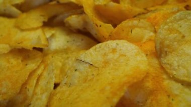 Tuzlu patates cipsi yakın plan, tam kare. Son derece detaylı 4k video çözünürlüğü.