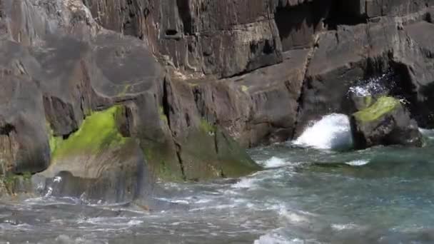 水面和海岸岩石上有白色泡沫的裂口 手持录像 — 图库视频影像