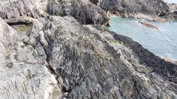 Formações Rochosas Pitorescas Praia Dia Ensolarado Costa Rochosa Mar Céltico — Vídeo de Stock