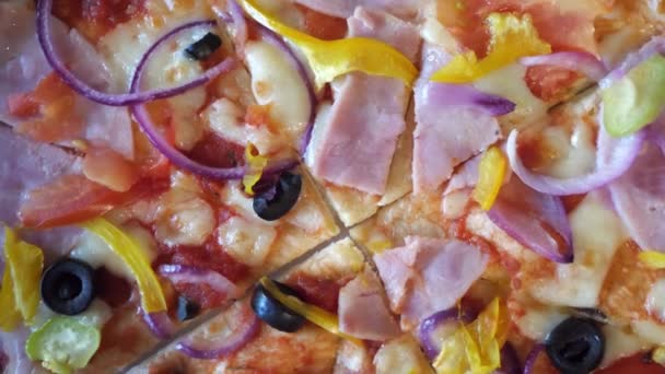 Jambonlu Zeytinli Domatesli Talyan Pizzası Pizza Yakın Plan Tam Otomatik — Stok video