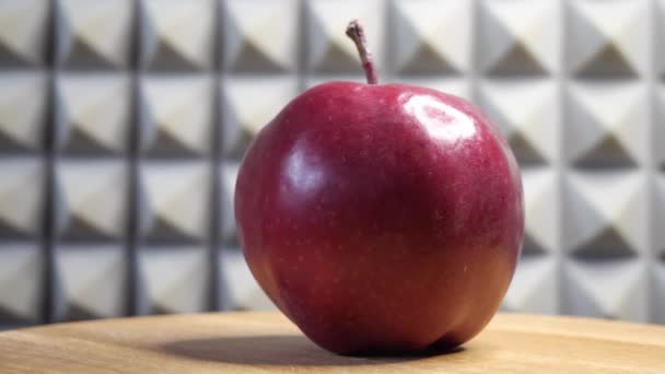 Ένα Κόκκινο Μήλο Περιστρεφόμενη Επιφάνεια Πάνω Γκρι Φόντο Τοίχου Βίντεο — Αρχείο Βίντεο