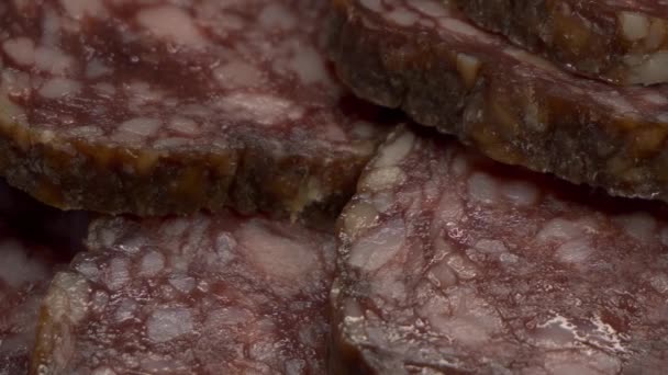 Des Morceaux Salami Fumé Macro Vidéo Des Saucisses Plan Coulissant — Video