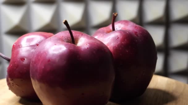 Tři Mokrá Červená Jablka Červené Odrůdy Náčelník Rotujícím Dřevěném Povrchu — Stock video