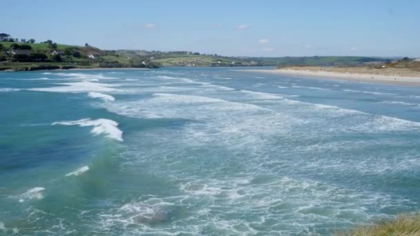 Ondas Turquesa Mar Céltico Rolam Para Inchadoney Beach Sul Irlanda — Vídeo de Stock