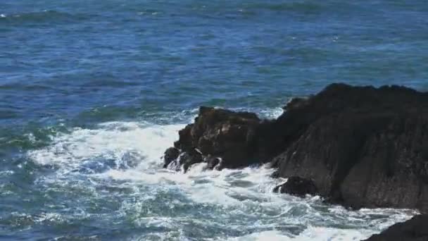 Acantilado Piedra Pequeñas Olas Marinas Día Soleado Paisaje Marino Video — Vídeo de stock