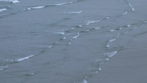 灰色的海浪 多云的日子里的潮水 手持视频 完整框架 — 图库视频影像