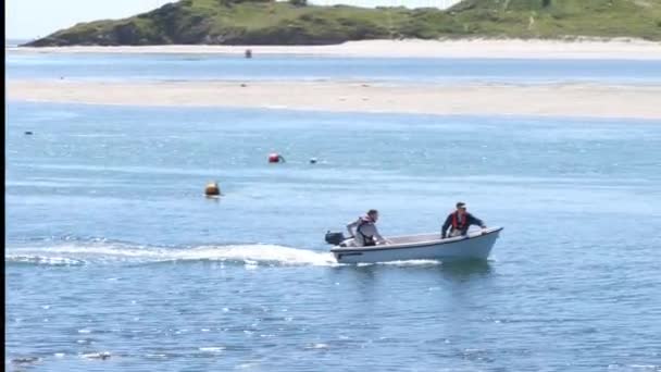 アイルランドのクロナキルティ 2022年6月4日 晴れた日には二人の男が浅瀬の小型モーターボートに乗って航海している 手持ちビデオ — ストック動画