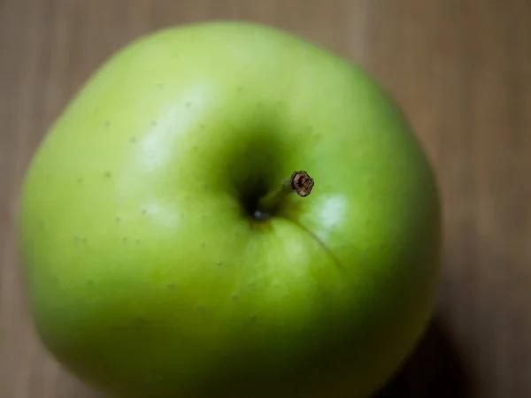 Ein Apfel Der Sorte Golden Auf Einer Holzoberfläche Nahaufnahme — Stockfoto