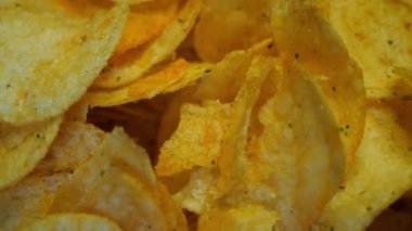 Tuzlu patates cipsi yakın plan, tam kare. Yüksek detaylı makro video 4k.