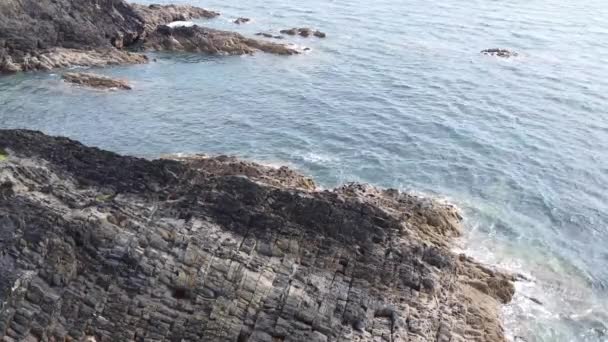 Αιχμηρές Πέτρες Στην Ακτή Μια Ηλιόλουστη Μέρα Πέτρες Θαλασσογραφία — Αρχείο Βίντεο