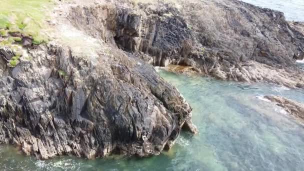 Formações Rochosas Pitorescas Beira Mar Costa Rochosa Mar Céltico Água — Vídeo de Stock