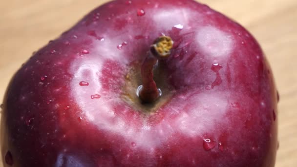 大きなリンゴだ リンゴの皮に水の滴 果物とマクロビデオ おいしいリンゴ — ストック動画