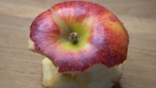 Ein Roter Apfel Großaufnahme Halb Verzehrt Der Kern Eines Apfels — Stockvideo