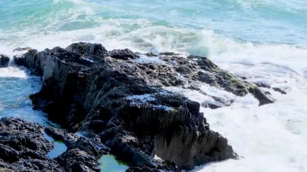 Sea Waves Hit Rocks Rocky Seashore Day Sea Waters Handheld — Stock Video
