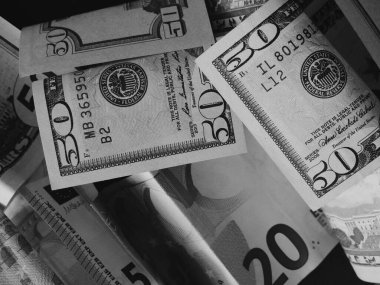 Nakit paralar ve avrolar birbirine karışmış, yakın çekim. Siyah ve beyaz resim.