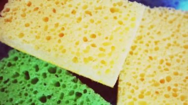 Çeşitli renkli süngerler, 4k makro video, döndürme.