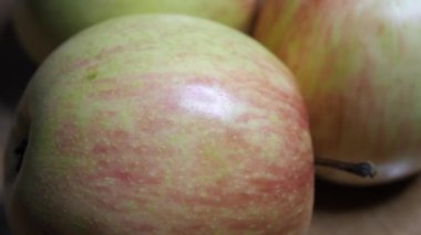 Yakın planda birkaç büyük elma. 4k makro video, yumuşak odaklanma. Meyve döndürme makrosu.