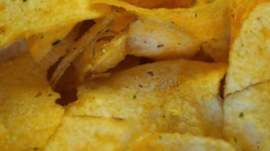 Tuzlu patates cipsi yakın plan, tam kare. Son derece detaylı makro video.