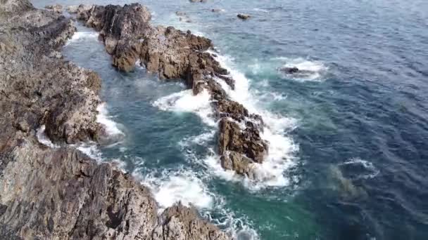 绿松石浪在海岸附近的一块漂亮岩石上破浪而出 美丽的海景 白海泡沫 — 图库视频影像