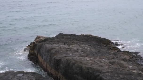 Acantilado Piedra Olas Marinas Día Paisaje Marino Video Vídeo Mano — Vídeo de stock