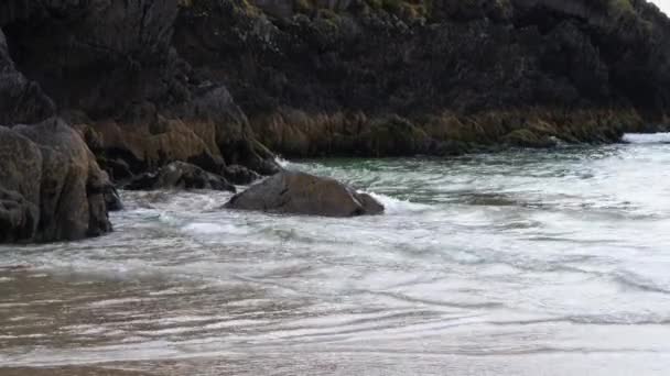 Playa Rocosa Durante Día Las Olas Golpean Las Rocas Vídeo — Vídeo de stock