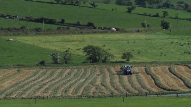 West Cork Irland Juni 2022 Blå Traktor Drar Bondgård Jordbruksmaskiner — Stockvideo