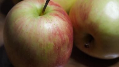 Yakın planda birkaç büyük elma. 4k makro video, yumuşak odaklanma. Meyve döndürme.