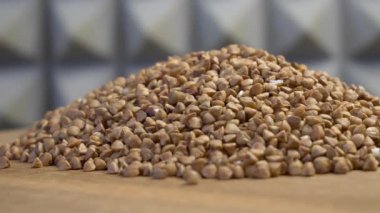 Döner çiğ karabuğday. Karabuğday yakın plan. Pişmemiş tohumları yok et