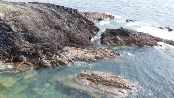 Pintorescas Formaciones Rocosas Costa Rocosa Del Mar Céltico Agua Mar — Vídeo de stock