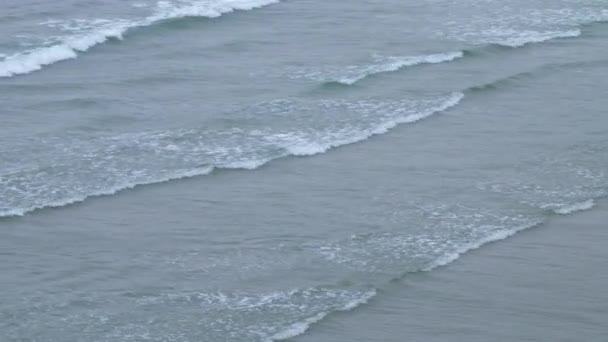 Szare Fale Morskie Przypływ Pochmurny Dzień Woda Morska Ręczne Wideo — Wideo stockowe