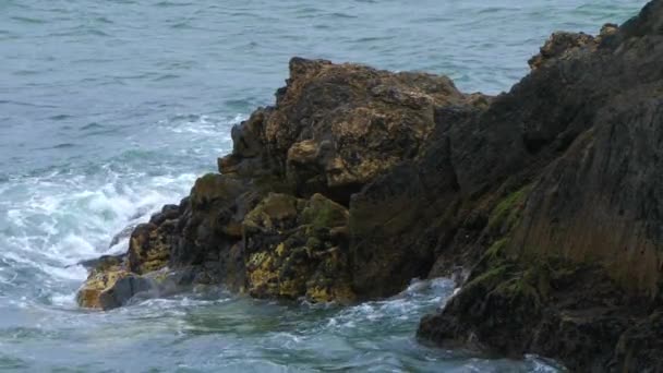 Κύματα Της Θάλασσας Σπάνε Στα Βράχια Αργή Κίνηση Φορητό Βίντεο — Αρχείο Βίντεο