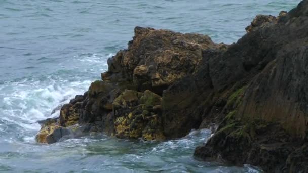 Ondas Mar Quebram Nas Rochas Movimento Lento Vídeo Portátil — Vídeo de Stock