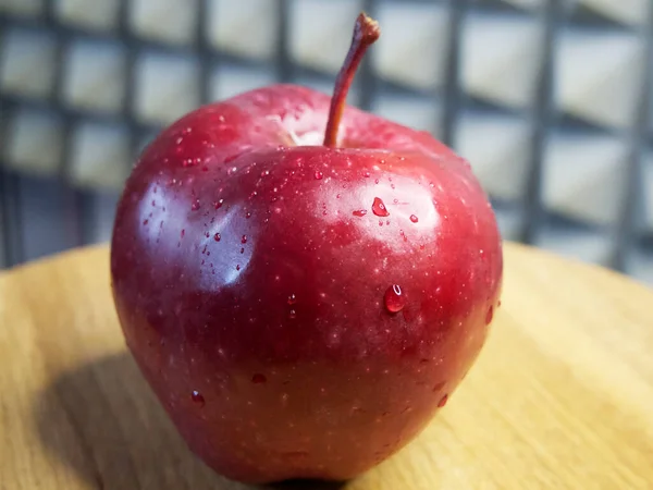 Ein Großer Roter Apfel Wassertropfen Auf Einer Apfelschale Apfel Der — Stockfoto
