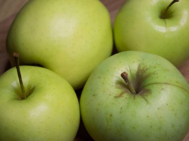 Renet simirenko yeşil elmalar, üst manzara, yakın plan. Meyve Makro shot.