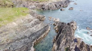 Deniz kıyısındaki dik kayalıklar. Güneşli bir günde resimli bir sahil. Tam hd biçiminde deniz manzarası.