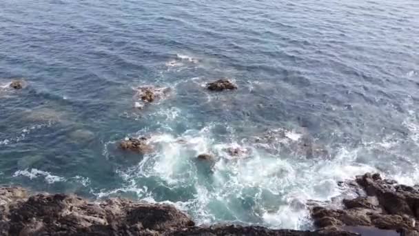 Água Azul Mar Salpicando Costa Rochosa Vista Superior Litoral — Vídeo de Stock