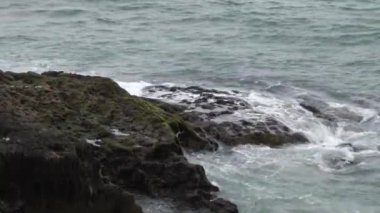 Deniz dalgaları kayalarda kırılır. Atlantik 'in suları. Deniz Burnu. El bilgisayarı videosu.