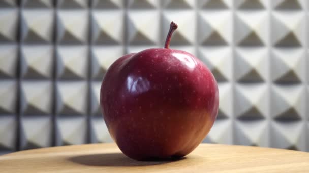 Jedno Jablko Otočném Povrchu Šedém Pozadí — Stock video