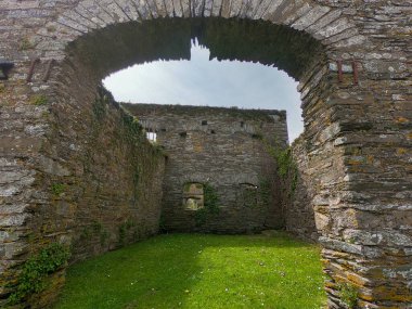 Clonakilty yakınlarındaki Arundel Tahıl Dükkanı 'nın kalıntıları. 16. yüzyıl tahıl ambarı yakındaki Arundel un değirmenlerine tahıl depolamak için inşa edildi..