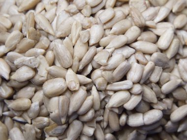 Bir sürü ayçekirdeği kabuğu soyulmuş. Ay çekirdeği yığını.