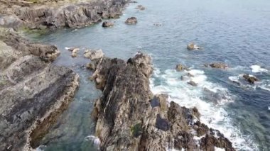 Deniz dalgalarıyla yıkanmış büyük bir kaya. Güzel deniz manzarası.