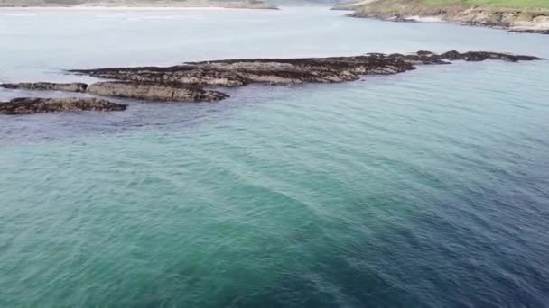 海の真ん中に干潮後に露出した石 海のトップビュー フルHd形式のビデオ — ストック動画