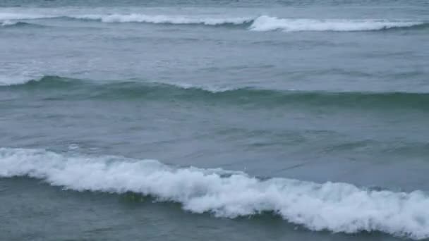 Wellen Auf Der Meeresoberfläche Die Wasseroberfläche Als Hintergrund Handheld Video — Stockvideo