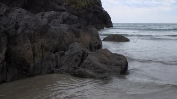 바위가 해변이다 손으로 비디오 — 비디오