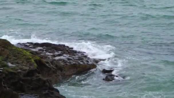 Zeegolven Breken Rotsen Wateren Van Atlantische Oceaan Handheld Video — Stockvideo