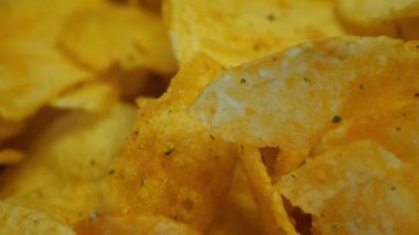Tuzlu patates cipsi, yakın çekim, tam çerçeve, detaylı video.