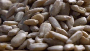 Kabuksuz ayçekirdeği. Ayçiçeği tohumlu, dönüşümlü son derece detaylı makro video.