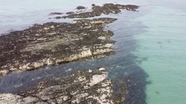 Pedras Expostas Após Maré Baixa Meio Mar Paisagem Marinha Vista — Vídeo de Stock